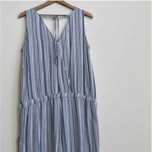 Cloth & Stone Striped Tie Back Rayon Linen Blue romper
Jumpsuit pants Size Large - Picture 7 of 15